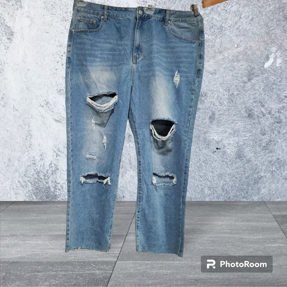 PrettyLittle Thing Light Wash Ripped Mom Jeans size 48